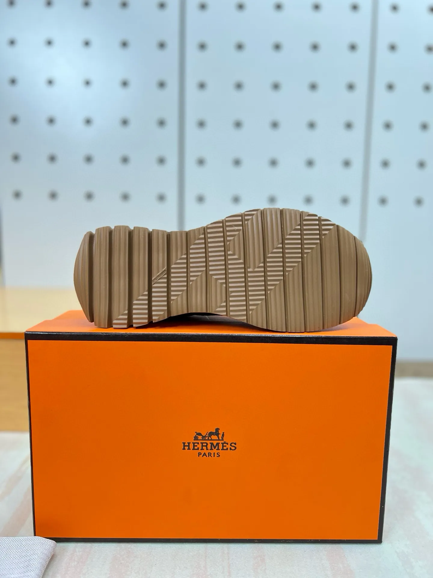 Factory price: 580💰Hermes Jimmy men's sneakers, Hermes high-tech canvas and suede goatskin sneakers with grooved rubber soles. Create a modern hiking style. Honey-colored rubber sole, white rubber midsole, pumpkin-colored high-tech canvas lining Size: 38-44 (45 customized)